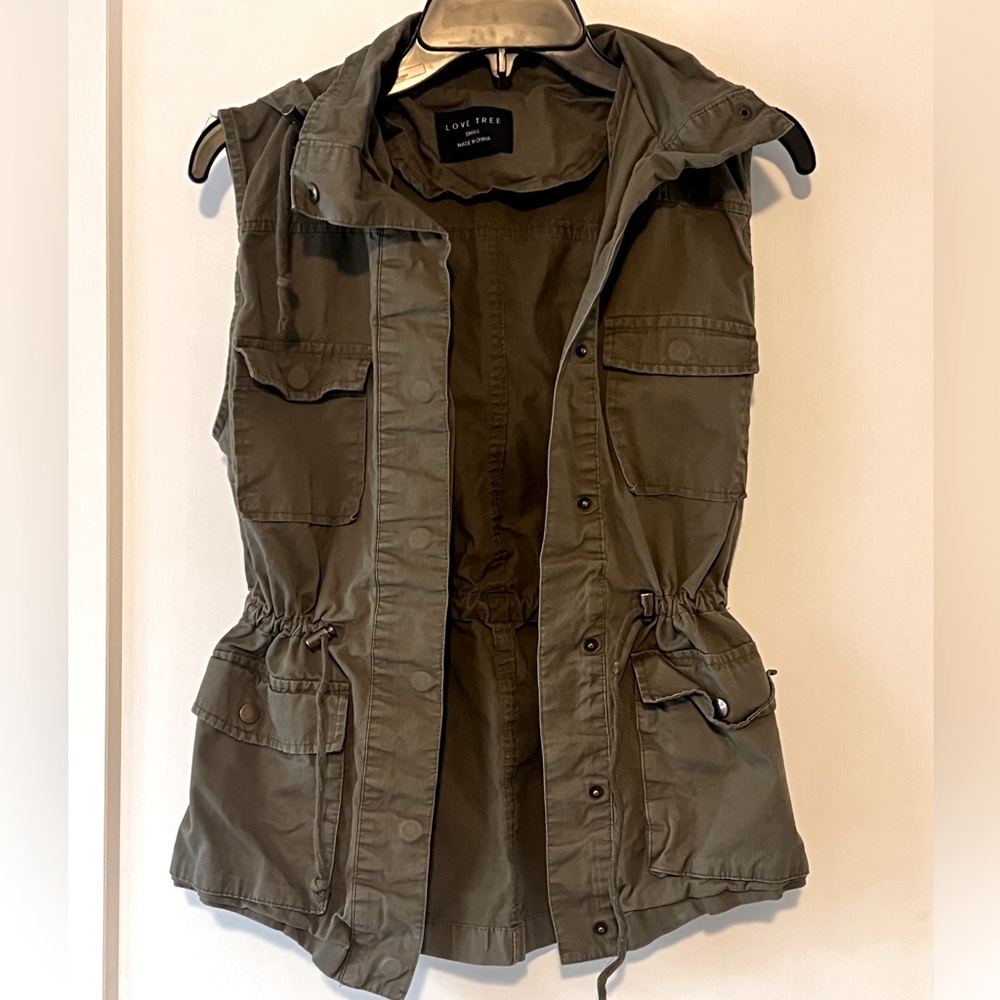 Hooded Sleeveless Vest, Camo Green - Small
Streetwear